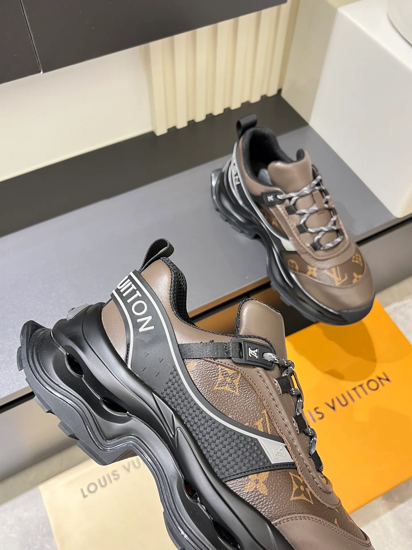 p600 "LOUI* VUITTO*" popular men's casual shoes, genuine development in Italy 💯Purchasing level quality ✔️The upper is made of first-layer cowhide, comfortable and soft sheepskin feet ⚡️ Fashionable and versatile, the toe last shape is firm and full, the soles are made from original LV molds and can be freely entered and exited the counter. Light and comfortable on the feet~Purely handmade, details determine quality! Size:39-44!
